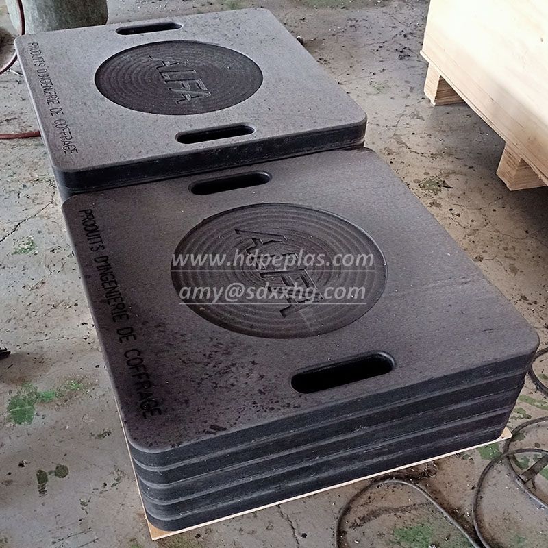 UHMWPE plastic outrigger pads are used to support vehicles and cranes without warping