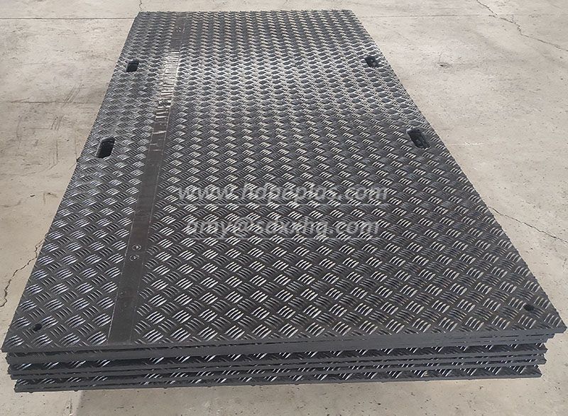 Durable heavy duty ground protection plastic road mats